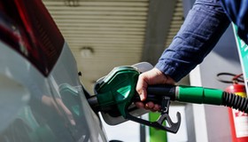 Na stacjach benzynowych można tankować taniej nawet bez promocji. Wystarczą dwie karty