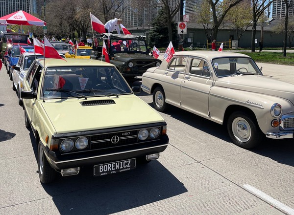 Auta z PRL opanowały Chicago. Wystąpiły w wielkim pochodzie. Mamy zdjęcia