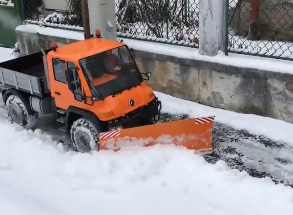 Nie chce ci się odśnieżać chodnika? Zdalnie sterowany... Unimog zrobi to za ciebie