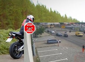 Chciał wyprzedzić. Siła uderzenia wyrzuciła go w powietrze razem z motocyklem [Wideo]