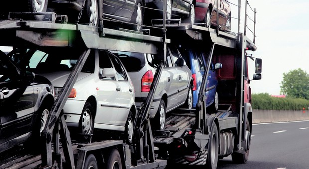 Mniej aut używanych trafiło do Polski. Rekord pobiły dostawcze