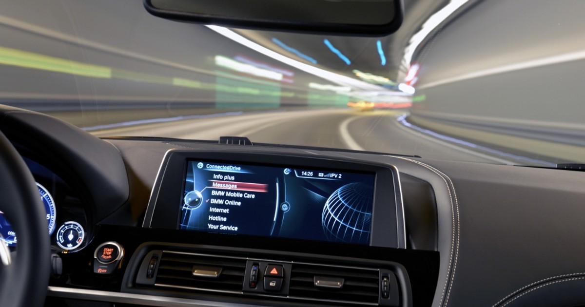BMW ma ambitny cel: do 2017 roku zamierza uzyskać 5 milionów samochodów marki BMW podłączonych do internetu dzięki zintegrowanej karcie SIM.