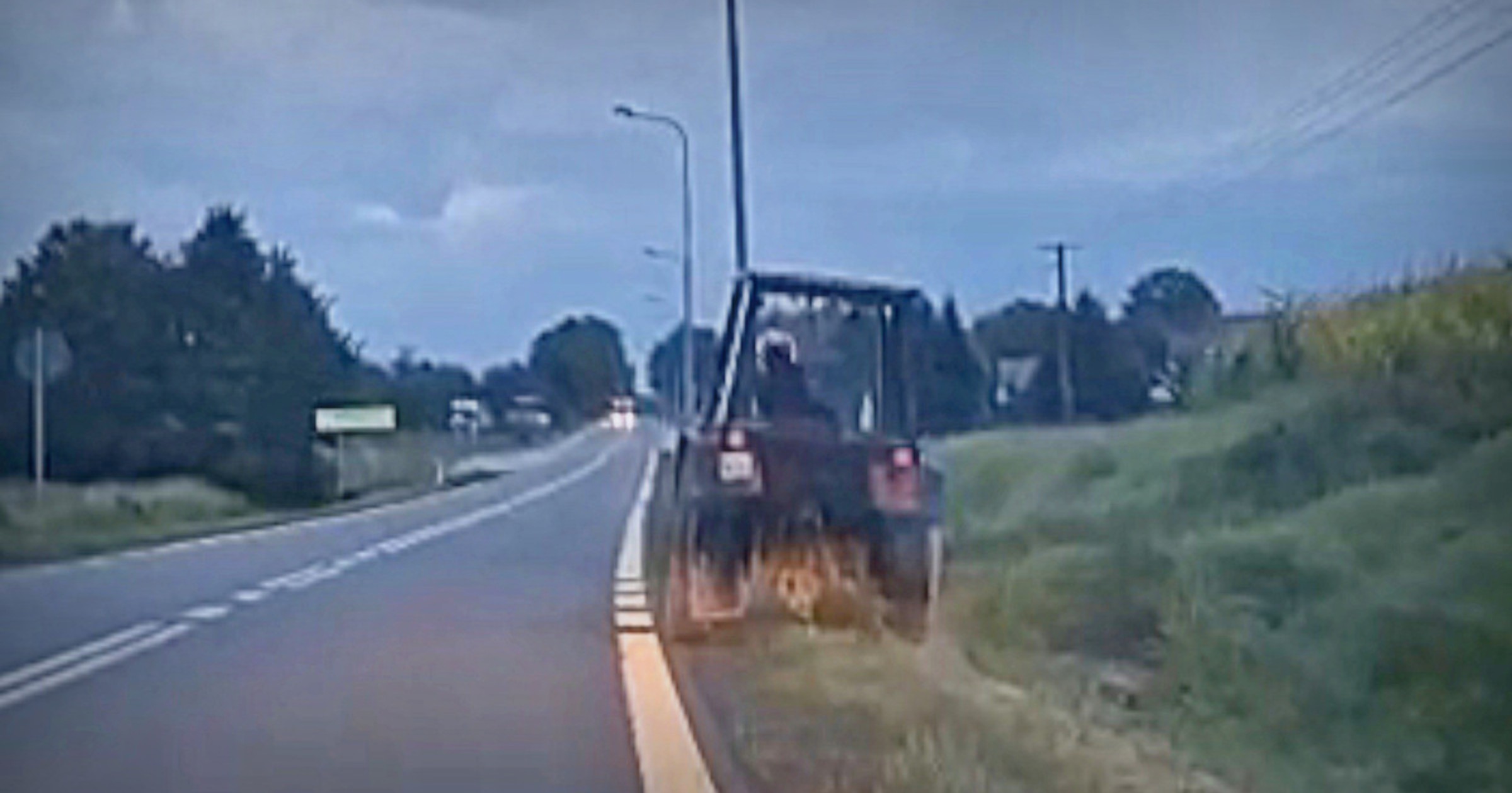 Pijany kierowca ciągnika jechał zygzakiem i śpiewał