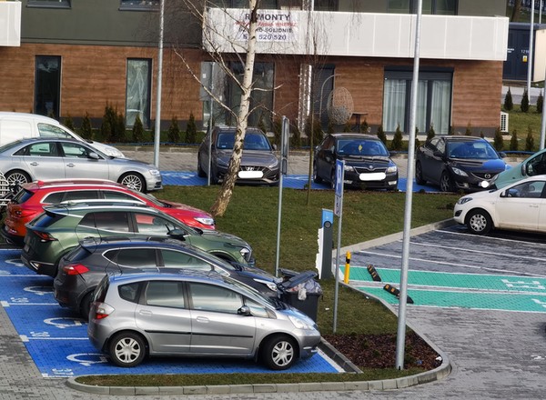 Pułapka pod marketami. Za zaparkowanie przed znakiem D-18 można dostać nawet 5 tys. zł mandatu