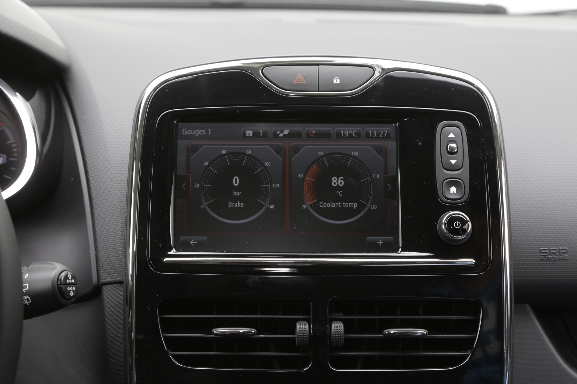 Dzięki systemowi R-Link kierowca może
śledzić temp. sprzęgła i oleju w skrzyni