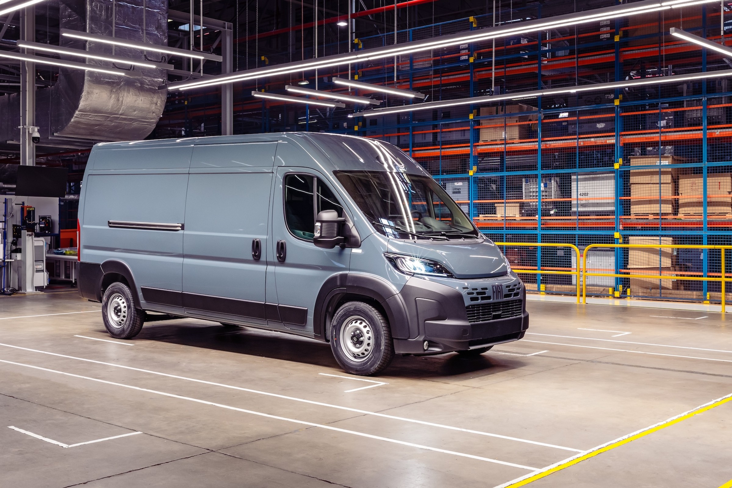 Polska fabryka w Gliwicach przeszła transformację i świętuje. Z taśmy zjechał wyjątkowy Fiat