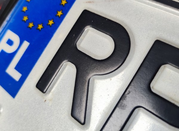 Polskie tablice rejestracyjne. Czy rozpoznasz, skąd pochodzą?