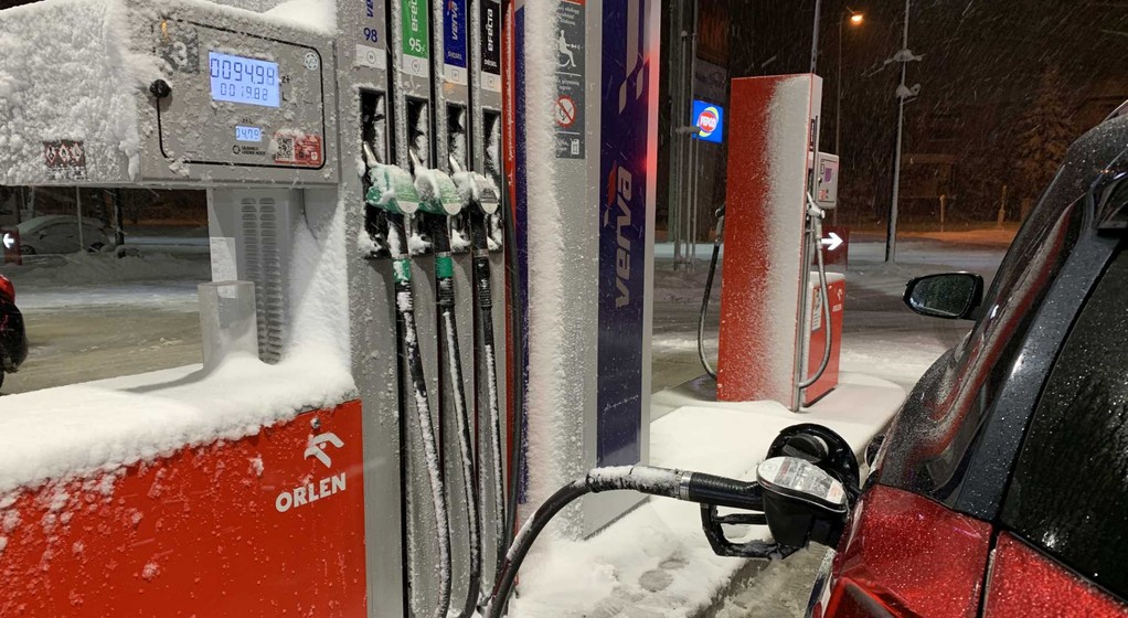 Tankowanie samochodu zimą