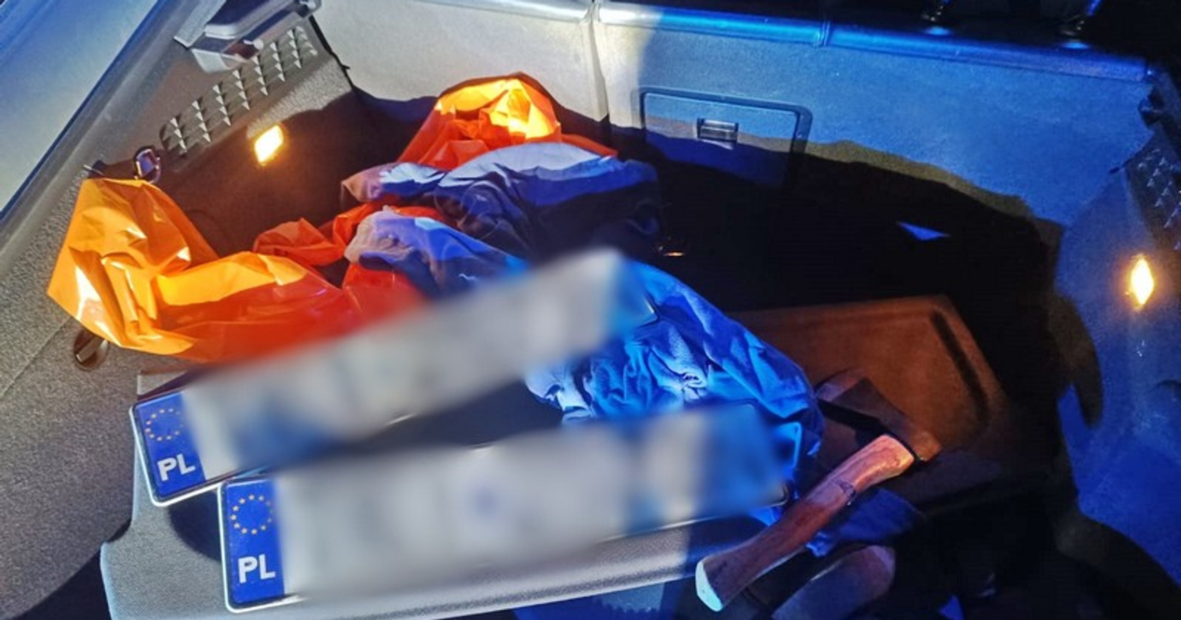 Policjanci po pościgu zatrzymali kierowcę sportowego audi