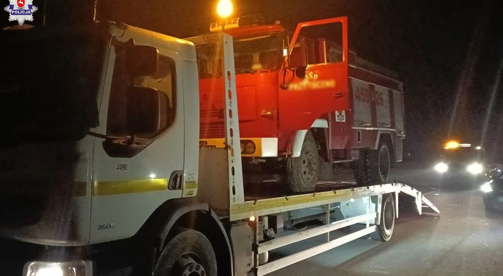 Policja zatrzymała do kontroli wóz strażacki. Jadący nim mężczyźni w ogóle nie powinni wyjechać na drogę