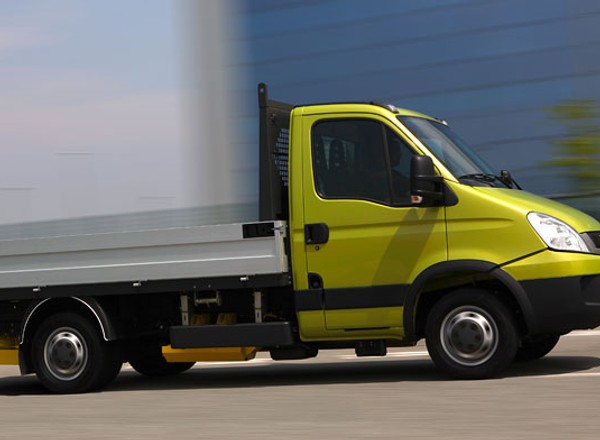 Wichury w Polsce. Wiatr powalił Iveco na trasie S3 [Nagranie]