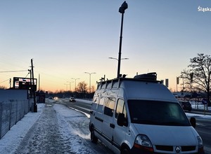 Policjanci zatrzymali się na poboczu i wysunęli maszt. Wpadło 49 osób [WIDEO]