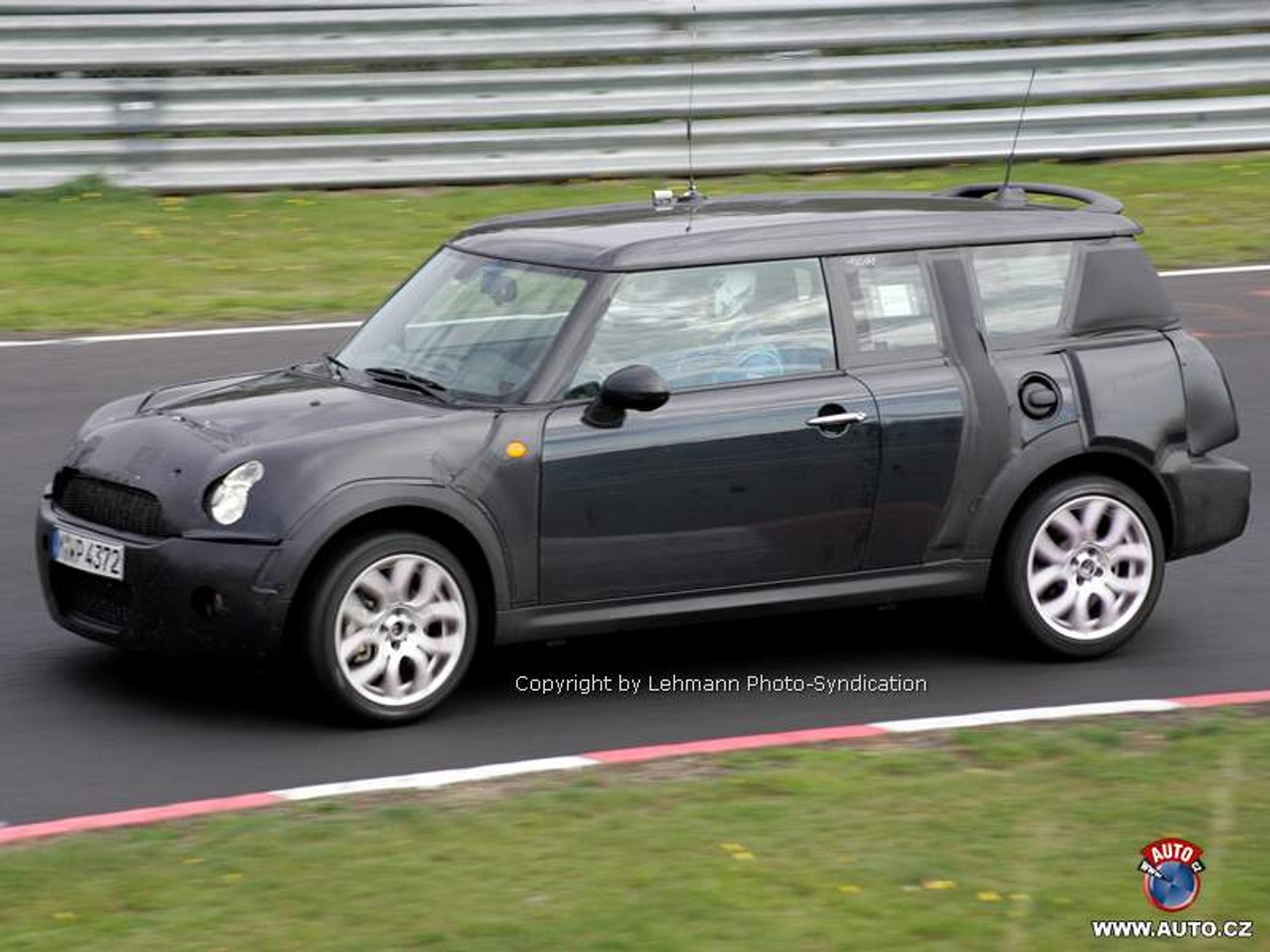 Zdjęcia szpiegowskie: Jak to będzie z drzwiami Mini Traveller?