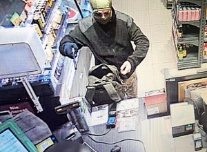 Sterroryzował pasażerkę BMW, napadł na sklep. Przestępca zatrzymany w Warszawie