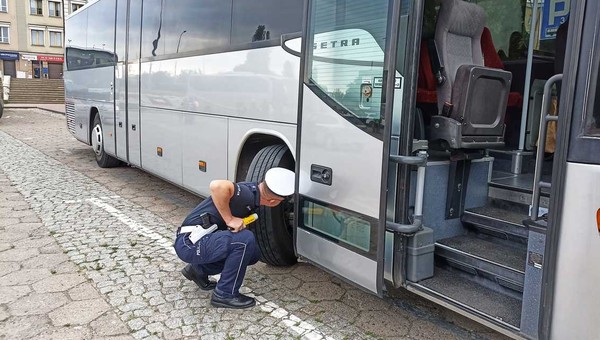 Obraz pochodzący z serwisu https://lomza.policja.gov.pl/po4/informacje/96144,Bezpieczna-wycieczka-zglos-kontrole-autokaru.html
