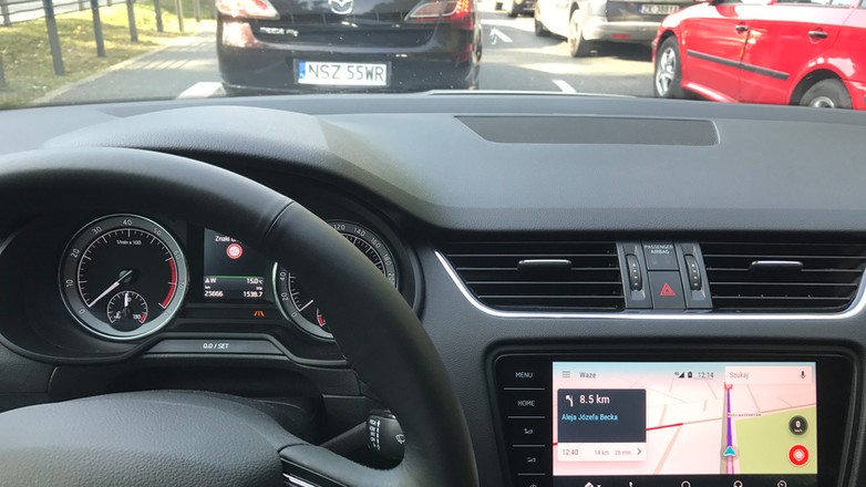 Nawigacja Waze w ramach Android Auto dobrze informowała o utrudnieniach drogowych. Skoda Octavia