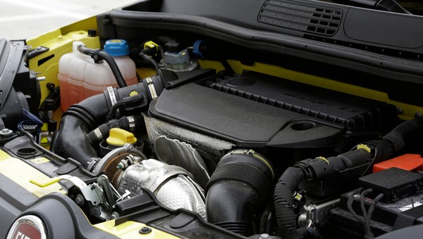 UE lituje się nad małymi i tanimi autami spalinowymi. Mają być sprzedawane dłużej