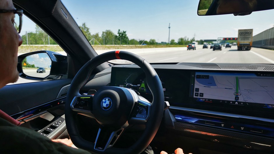 "Personal Pilot” Level 3 w BMW pozwala na przekazanie prowadzenia auta elektronice na dłuższym dystanwie