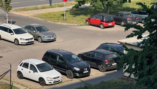Samochody na parkingu w upał