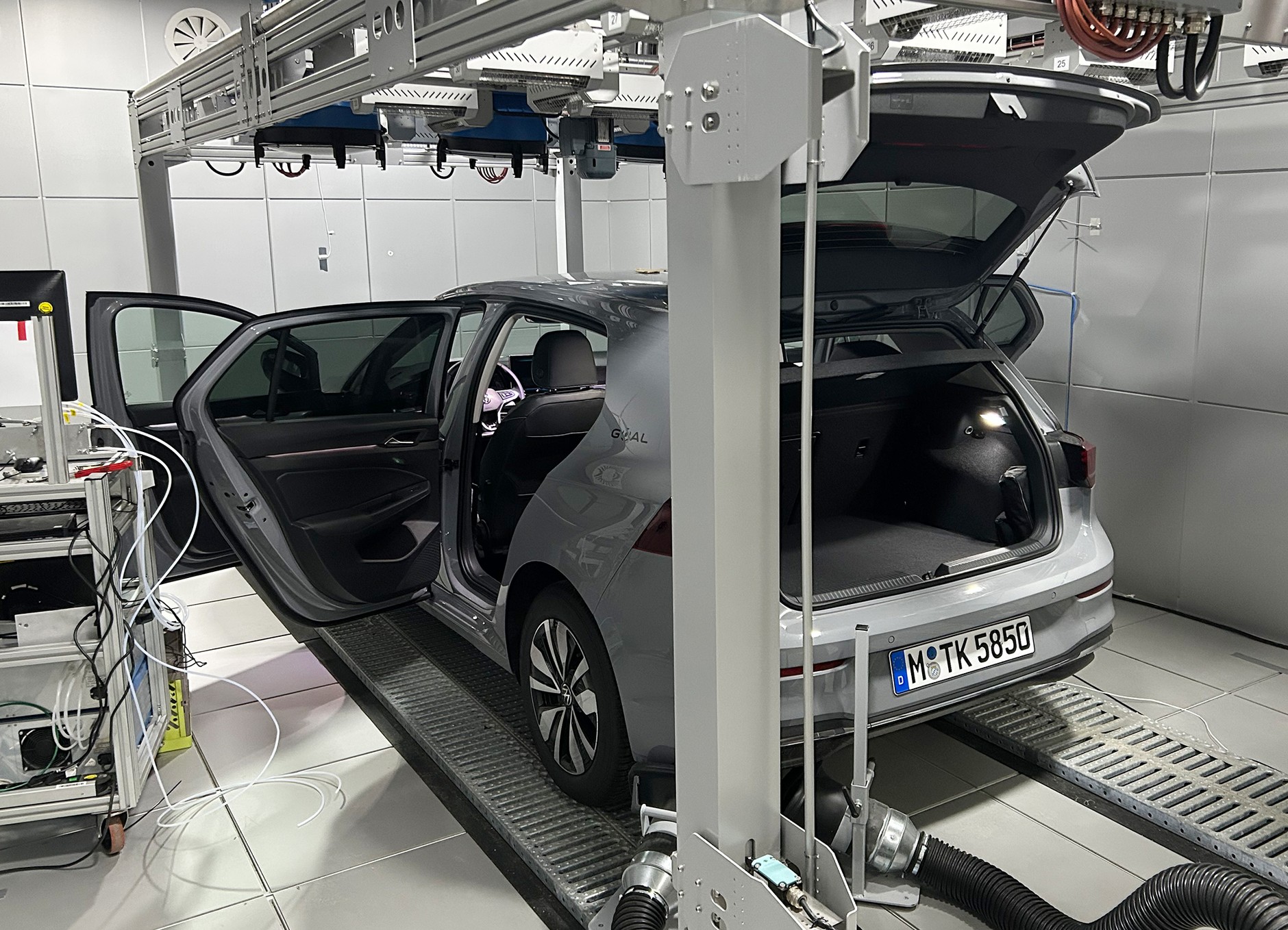 ADAC badał stężenie niebezpiecznych substancji we wnętrzach aut w laboratorium Instytutu Fraunhofera