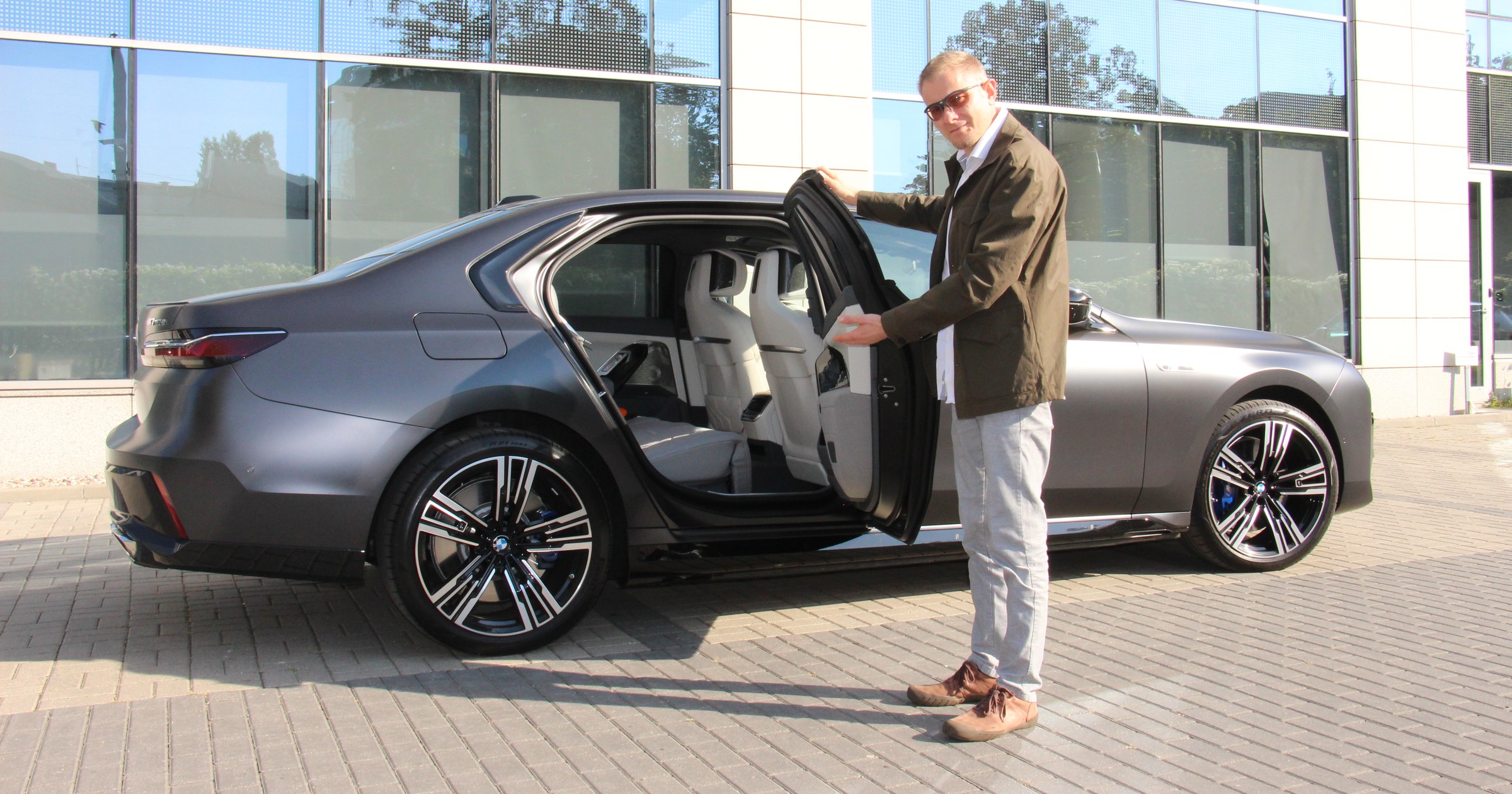 BMW M760e xDrive – zapraszamy do środka