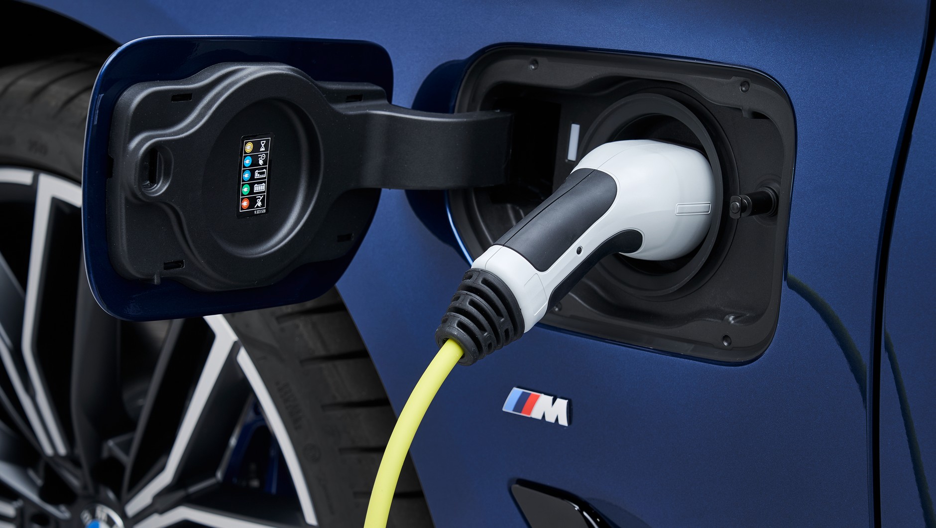 Nowe BMW 530e - gniazdo ładowania