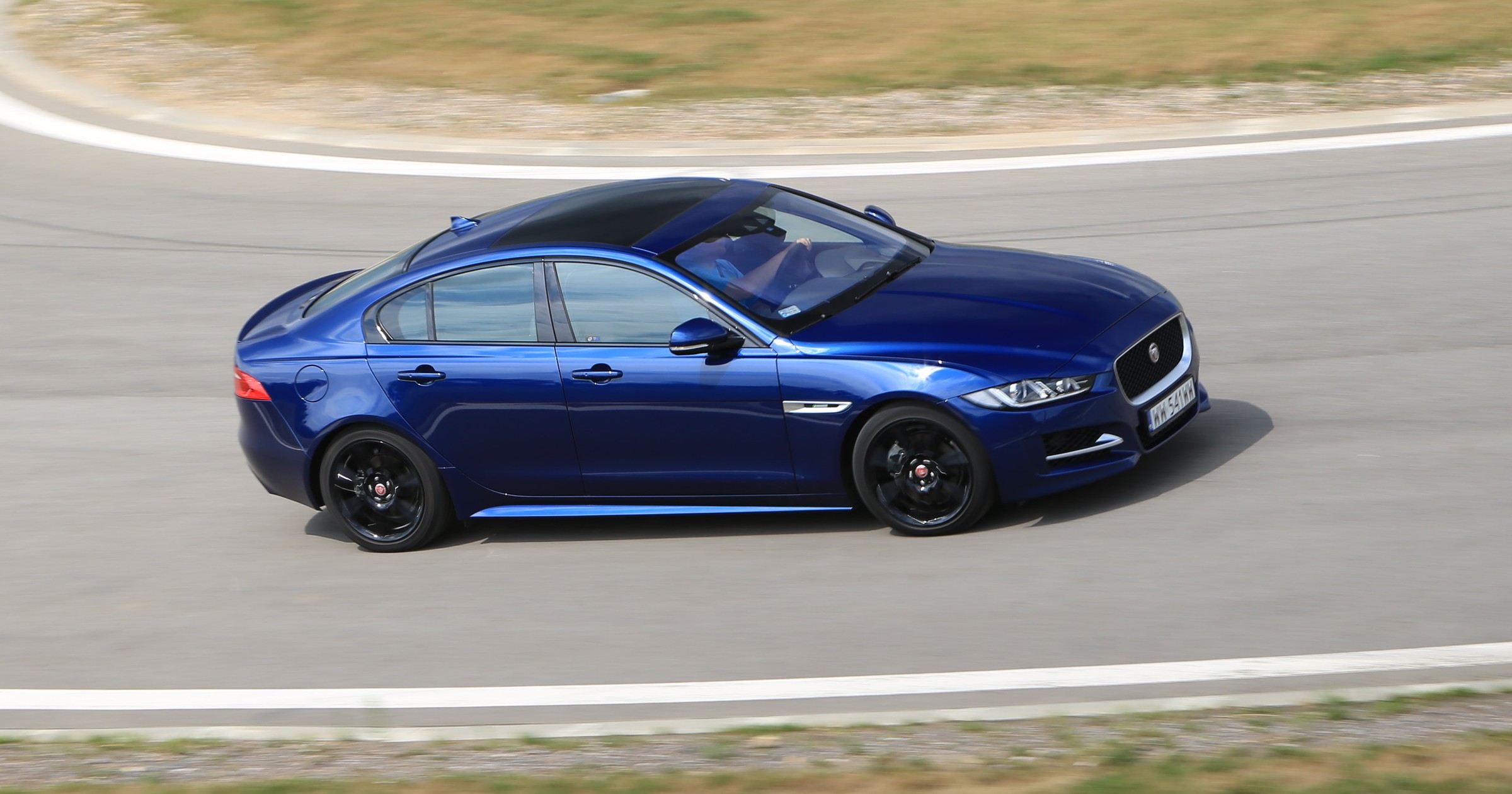 Jaguar XE 2.0 D R-Sport (1)