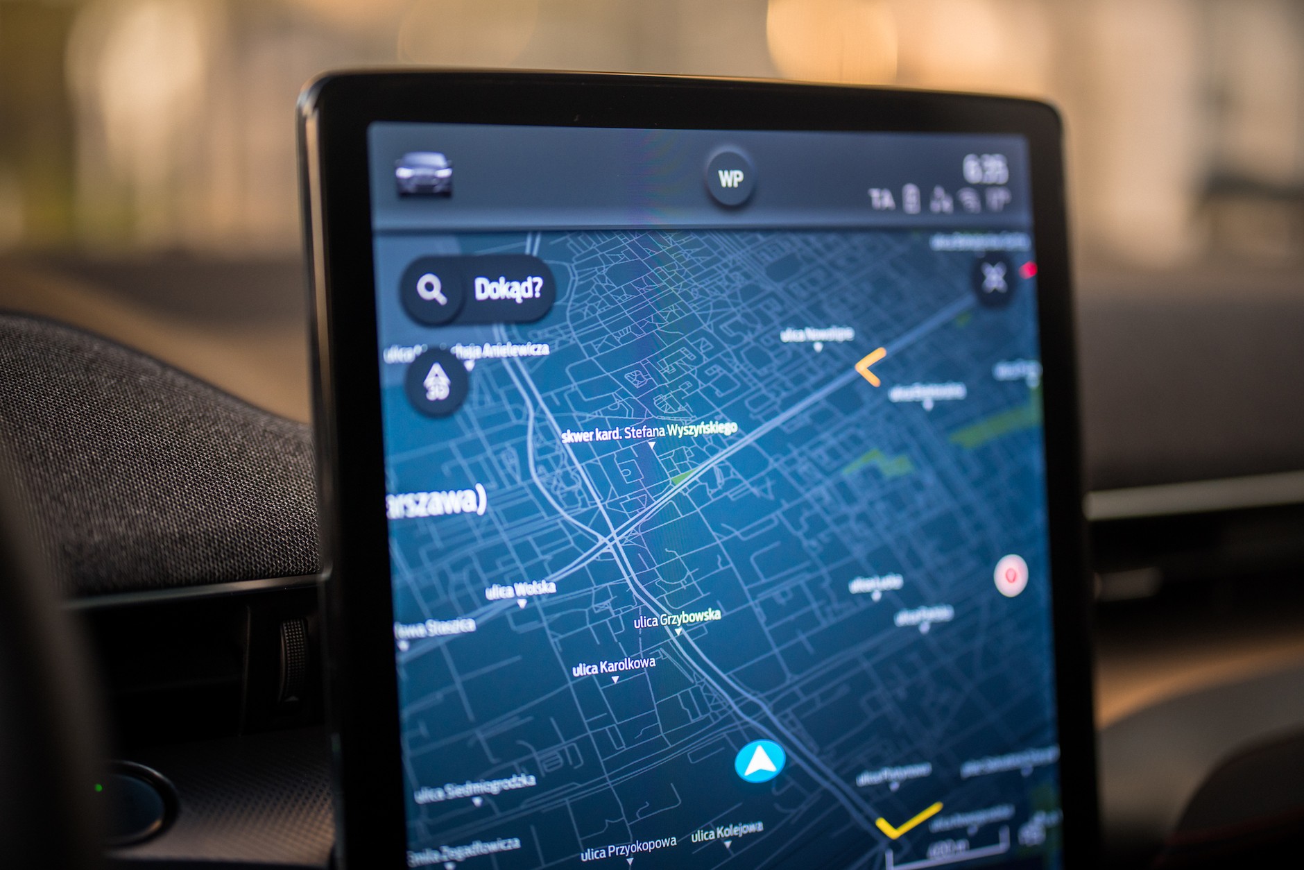 Aby włączyć podgrzewanie baterii, trzeba ustawić ładowarkę jako cel w nawigacji