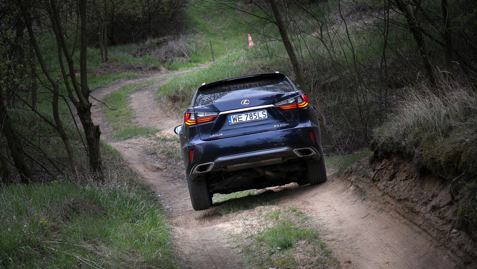 Lexus RX 200t dzielnie pokonujący off-roadową próbę (na szczęście nawierzchnia była sucha)