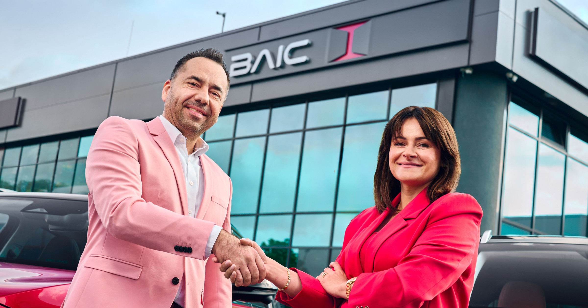 Agnieszka Czajka, General Manager OTOMOTO oraz Tomasz Różański, Dyrektor Zarządzający BAIC Polska
