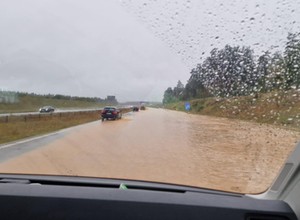 Całkowicie zalana autostrada A1 w stronę Ostrawy. Wyznaczono objazdy