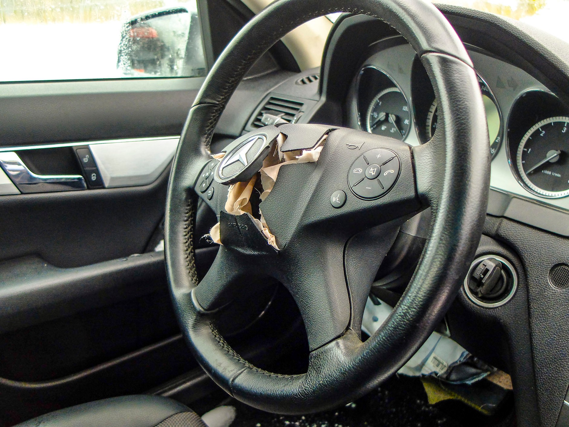 Tylko delikatnie trafiony Mercedes W204