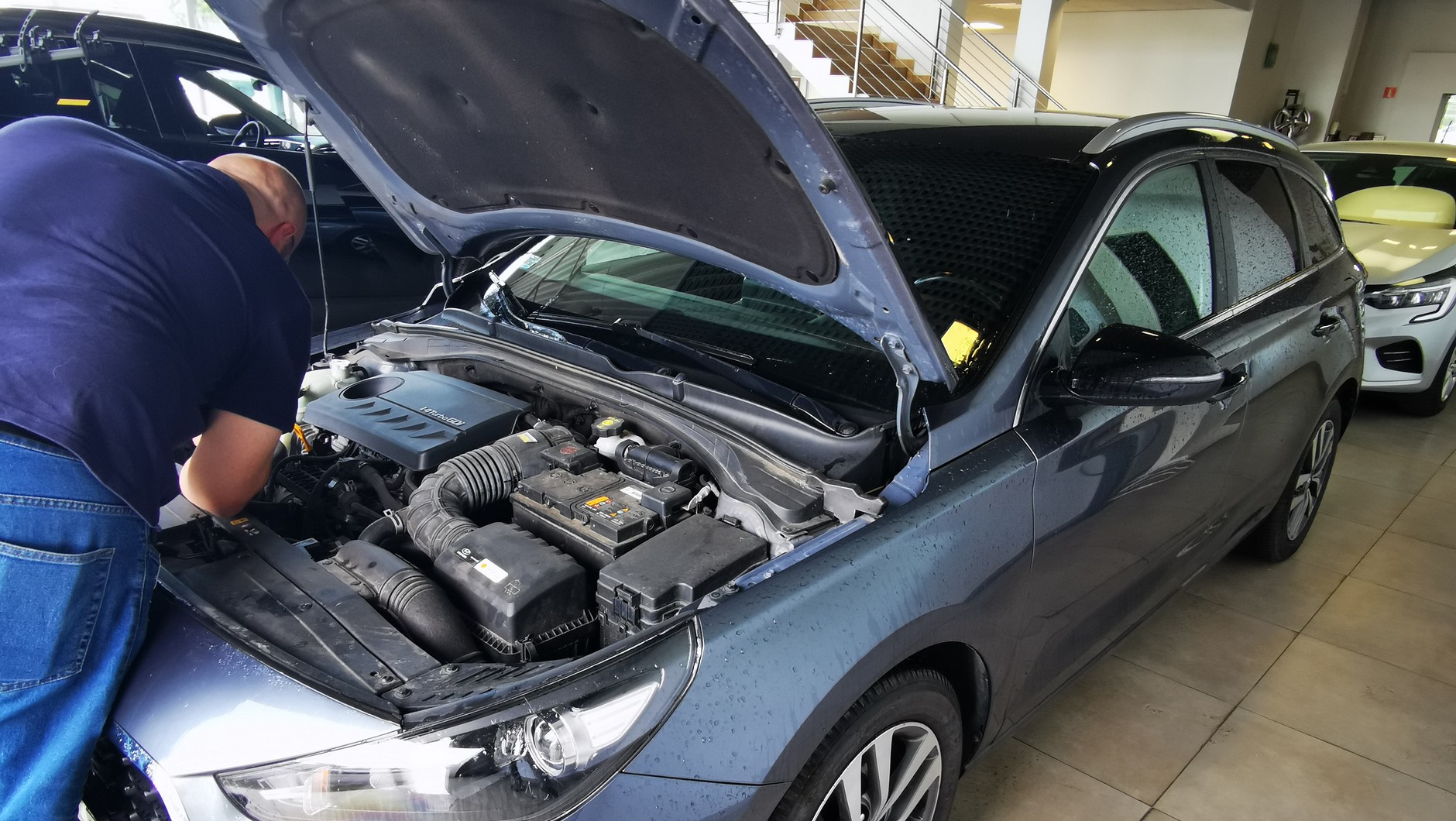 Auto oglądaliśmy w salonie, pod dachem – bo akurat zaczęło padać. Bardzo miło ze strony sprzedawcy, że dał nam taką możliwość
