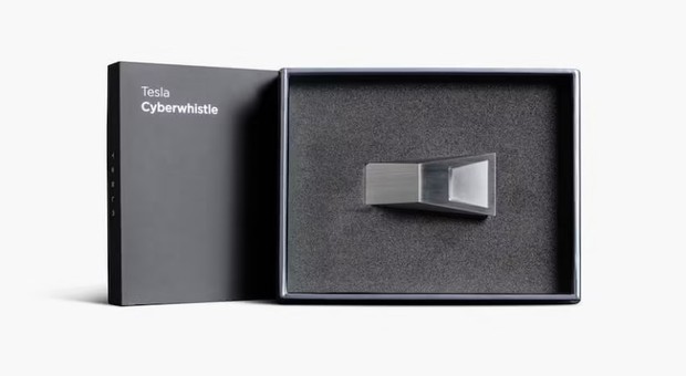 Tesla Cyberwhistle to sprzedażowy hit. Jednak tym razem Elon Musk nie oferuje samochodu