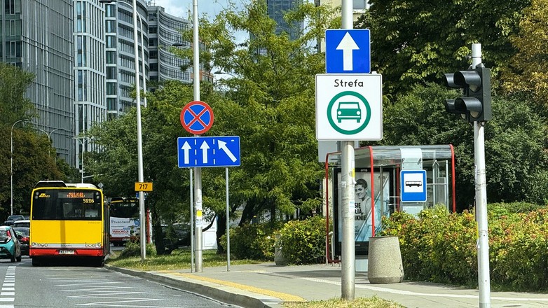 Znak informujący o wjeździe do strefy czystego transportu (SCT)