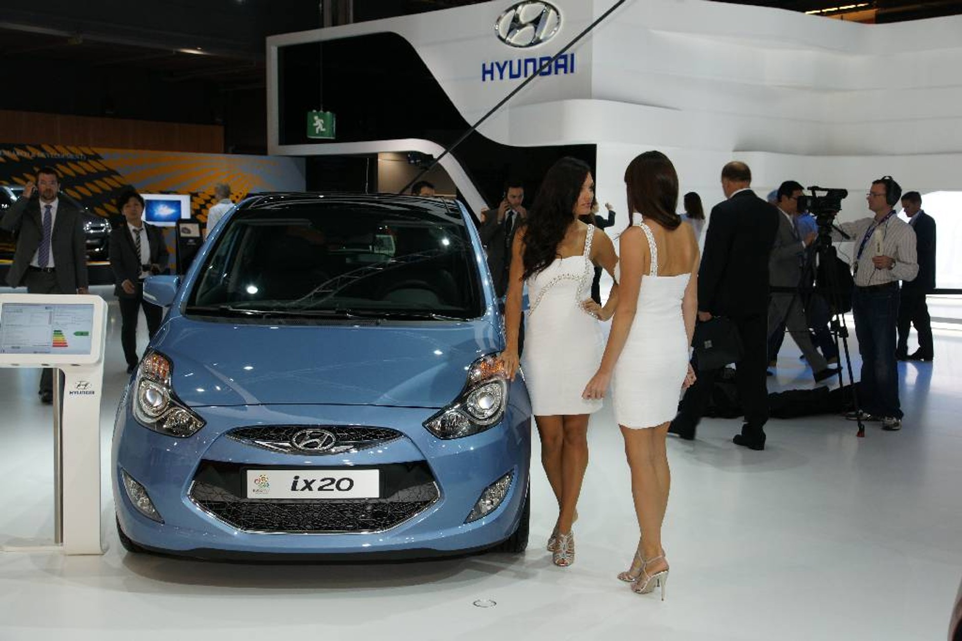 Paryż 2010: dziewczyny i samochody (galeria 3.)