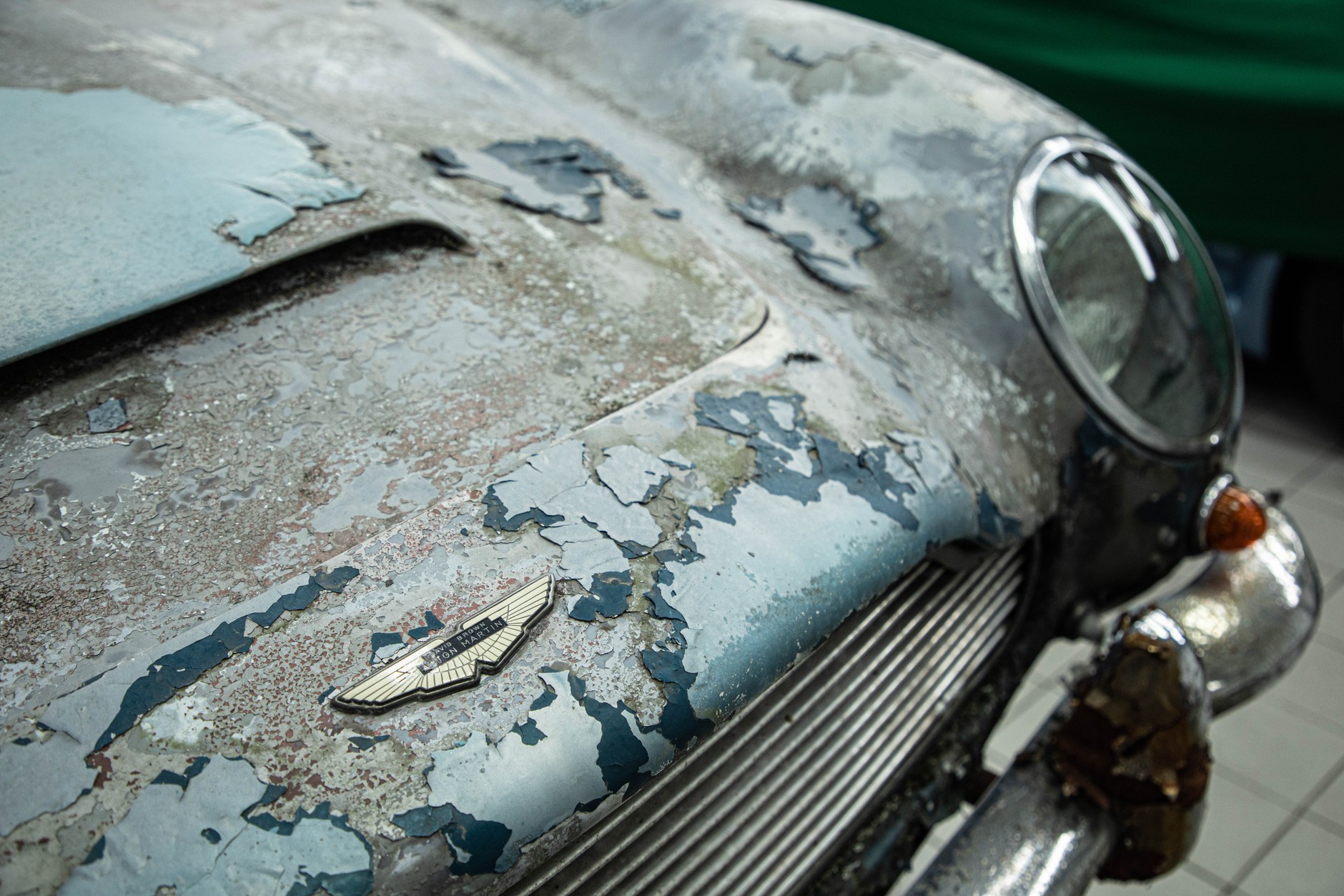 Aston Martin DB5 Vantage z 1965 r. wyremontowany po 45-letnim postoju na dworze