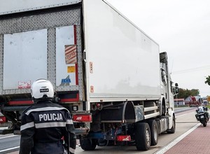 Kierowcy dzwonili na policję, gdy mijali ten zestaw. Zaskoczeni byli też kontrolujący
