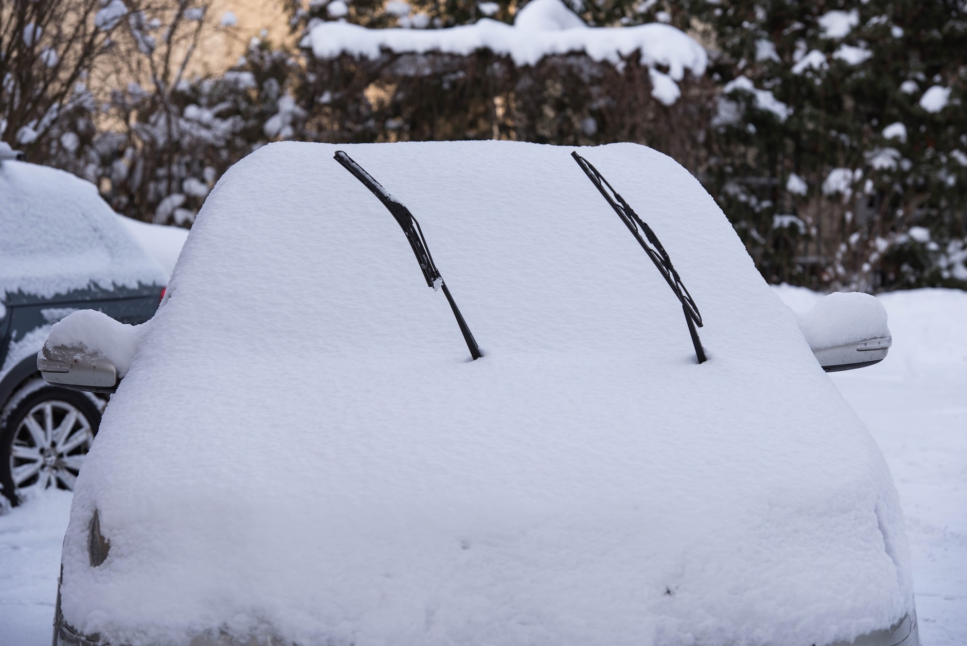 Podniesione wycieraczki w zaśnieżonym samochodzie
