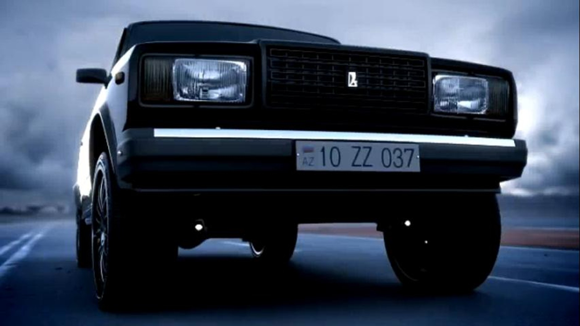 Ten potwór zaraz zrobi krzywdę kilku samochodom