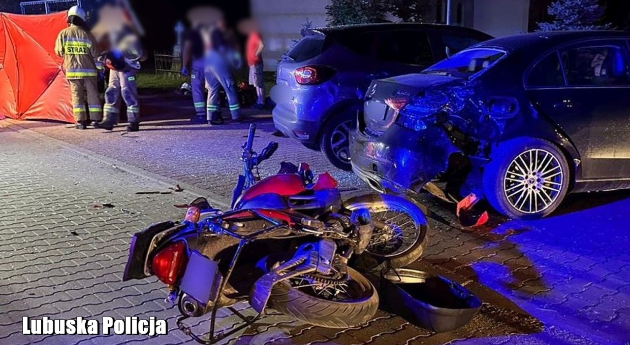 Wyjechali bez kasków i już nie wrócili. Uderzenie przesunęło samochód