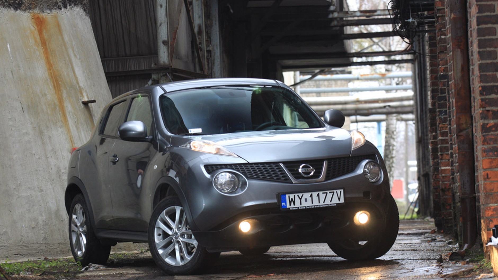Nissan Juke to podobnie jak Kona, auto, którym wielu nie przypadnie do gustu, a inni się w nim zakochają. Warto spróbować się nim przejechać, bo to dobre i ciekawe auto