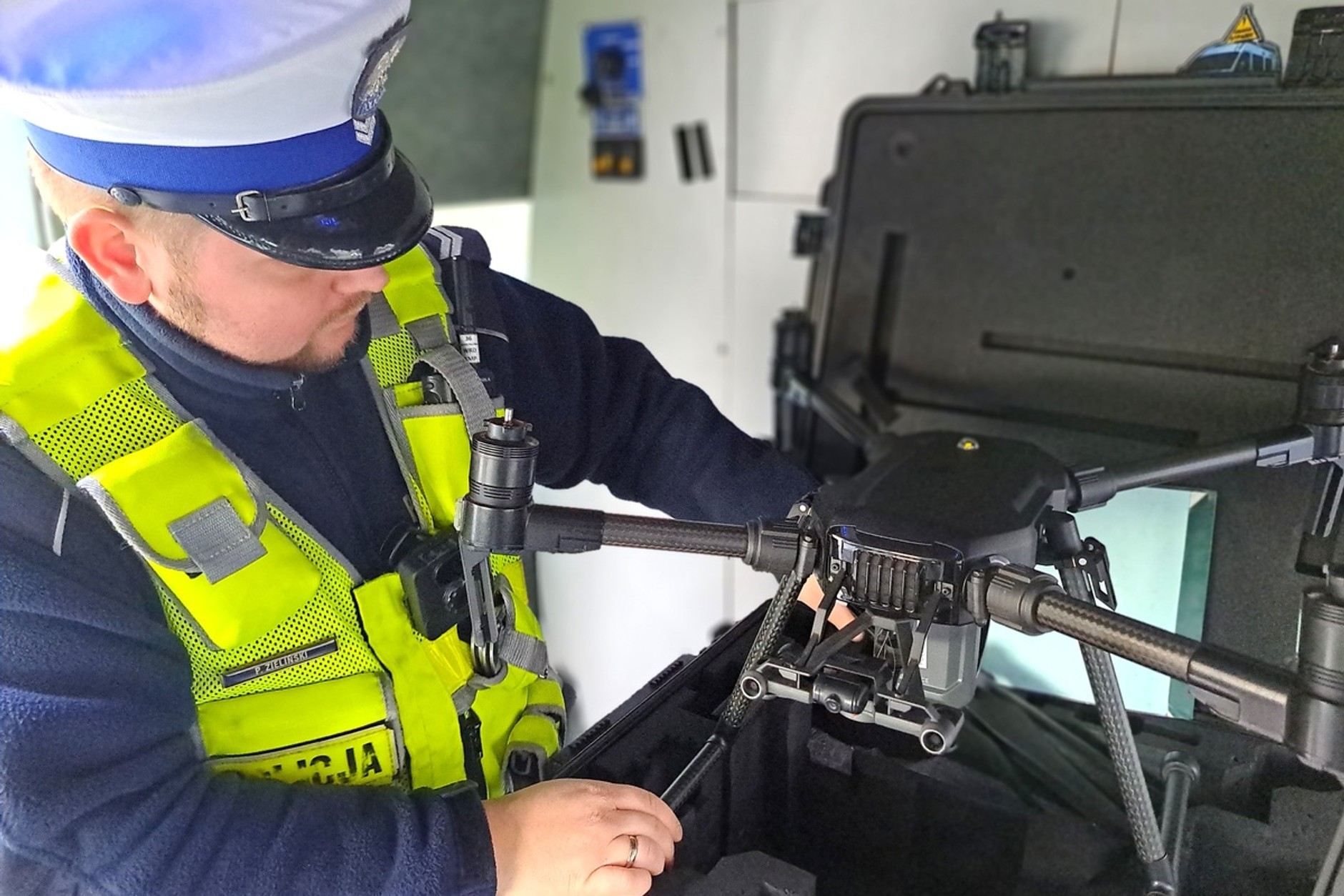 Policjanci przyglądali się kierowcom "z góry". Zwracali uwagę na jedno wykroczenie