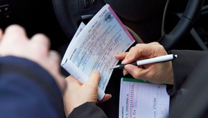 Łapówka, żeby uniknąć mandatu za parkowanie - sprawa trafi do sądu!
