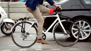 Co drugi rowerzysta obawia się jazdy po ulicy. Samochody jadą zbyt szybko i wyprzedzają "na grubość kartki"