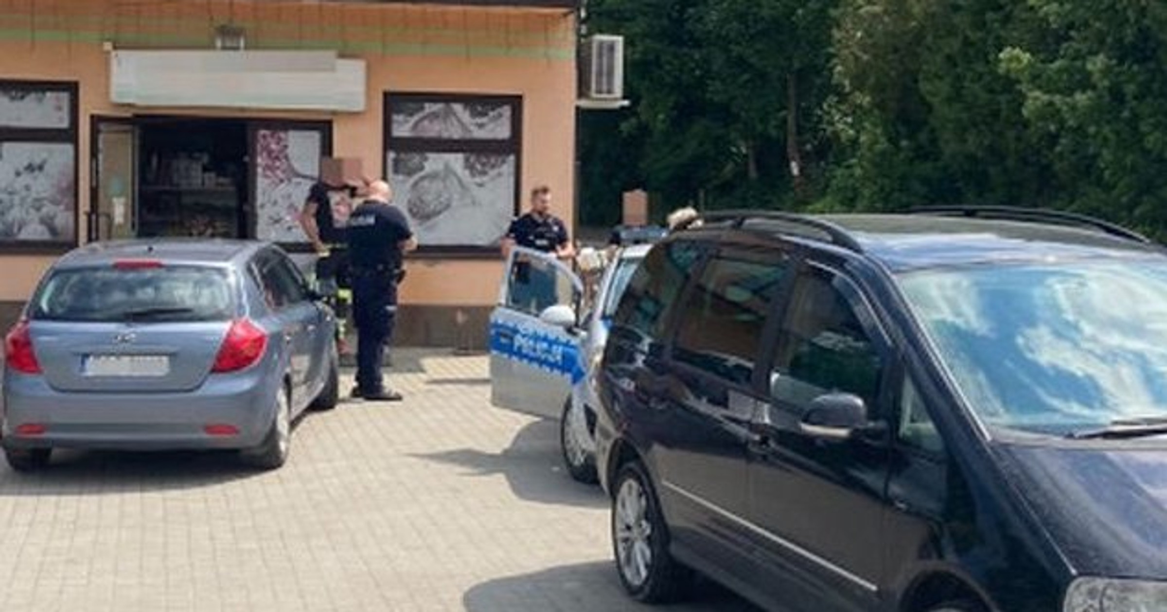"Akcja" policjantów pod sklepem w Pińczowie