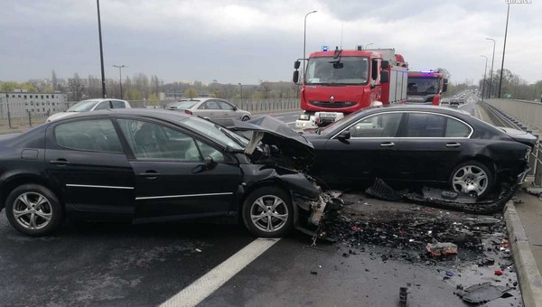 Stracił panowanie nad BMW. W poślizgu uderzył w Peugeota [Nagranie]