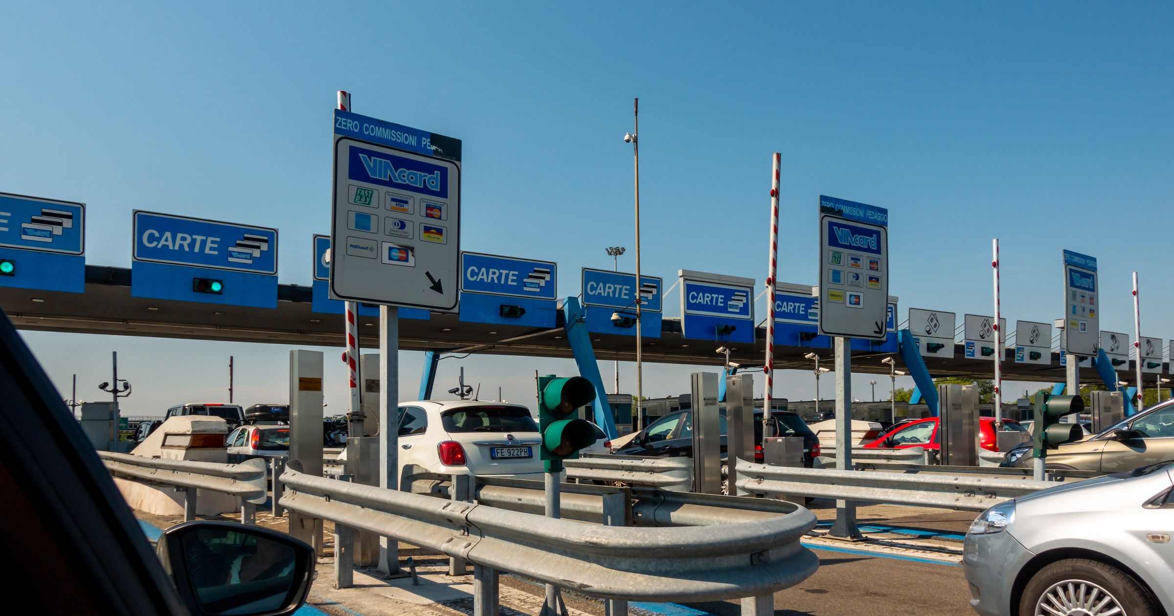 We Włoszech wprowadzono drakońskie kary za zaśmiecanie dróg, w tym pozamiejskich i autostrad