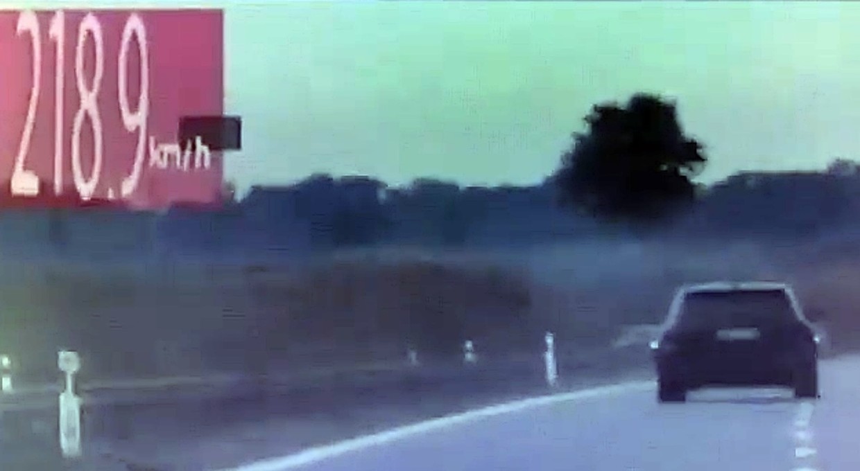 3 tys. zł i 24 punkty karne w 15 s. Tak mu się spieszyło, że poganiał policję [Wideo]