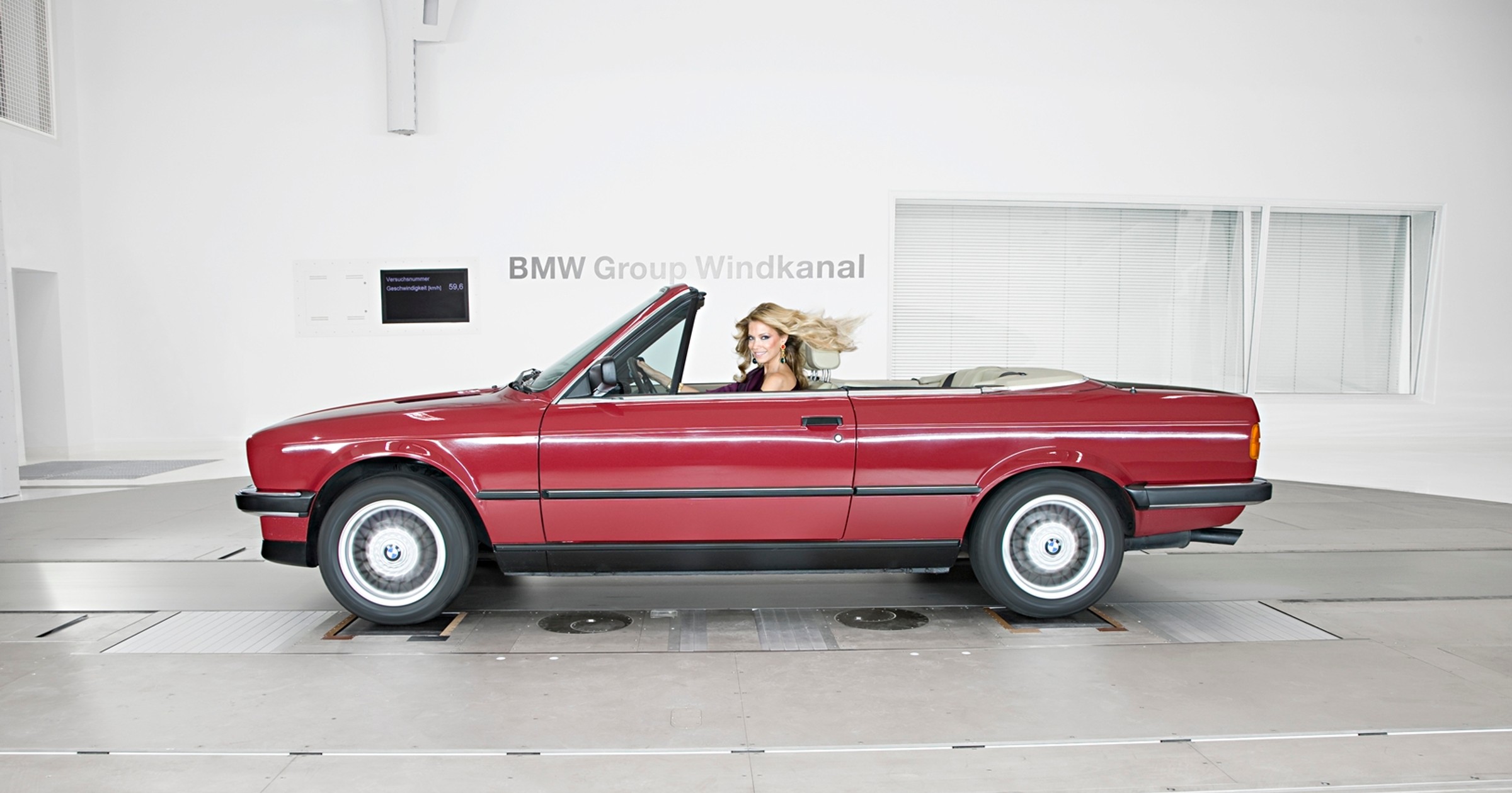 Blondyna w BMW